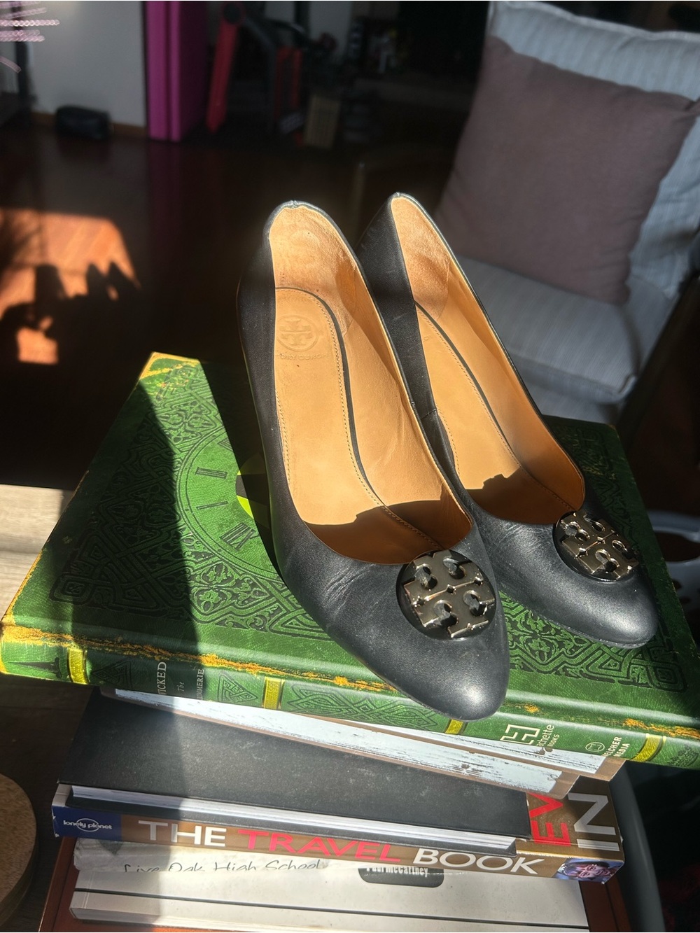 Tory Burch Black Napa Leather Logo Medallion Pumps - Sz 8 EUC